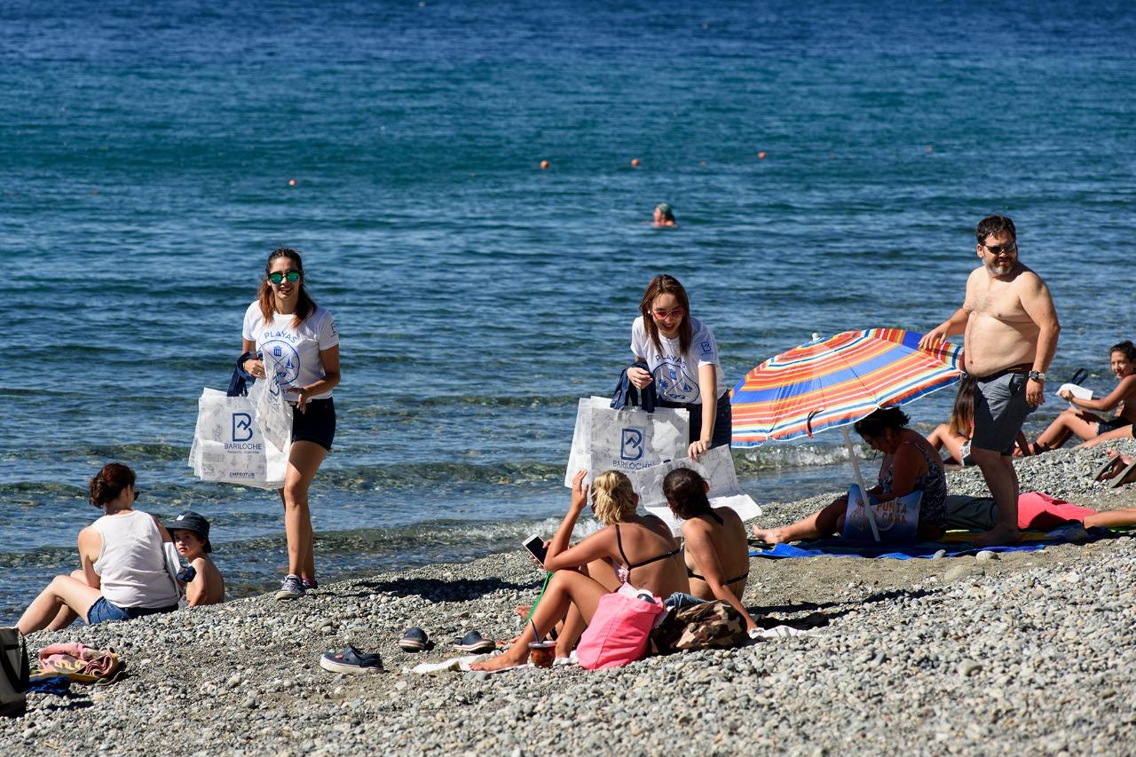 Playas Limpias: reparten bolsas reutilizables en los balnearios municipales