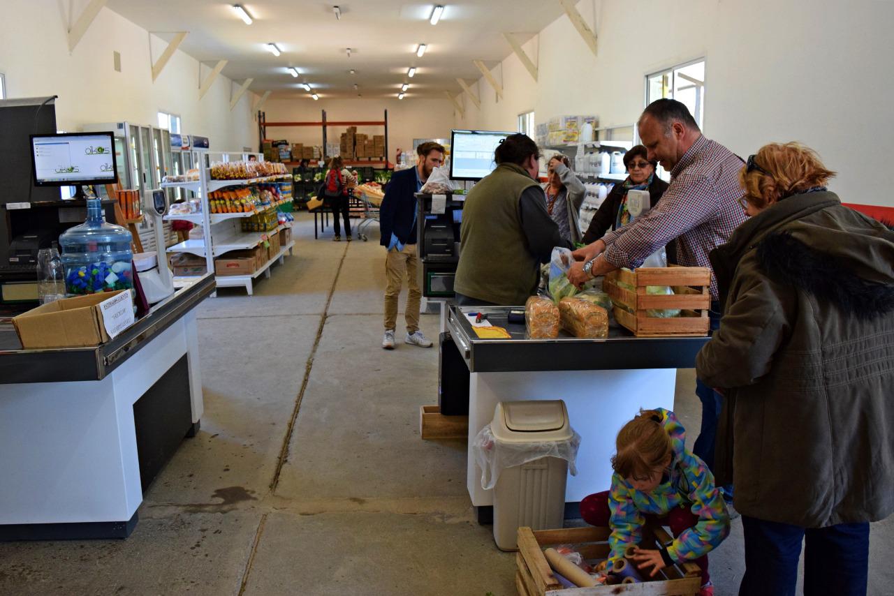 Lleg&oacute; el cami&oacute;n al Mercado Comunitario con productos de estaci&oacute;n