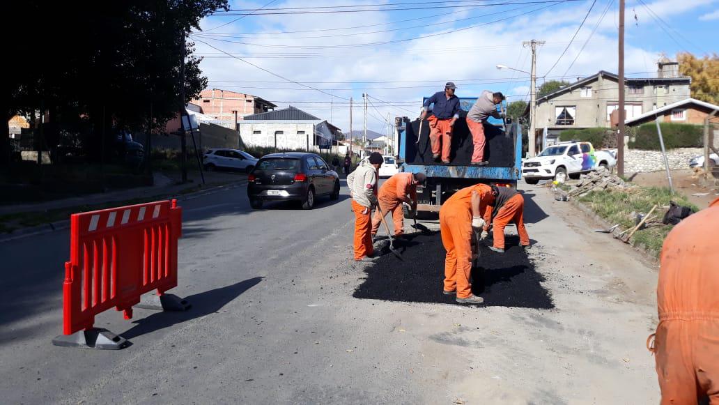 La cuadrilla de bacheo esparci&oacute; 36 toneladas de asfalto