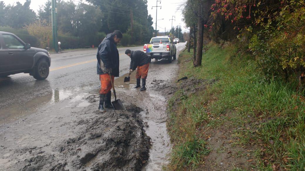 Delegaciones municipales limpian pluviales tapados luego de la lluvia