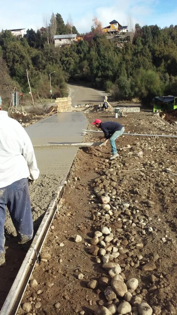 Pavimentan el acceso al Puente Negro desde ruta 82