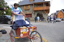 Barilochenses dan la bienvenida al corredor solidario en el Centro C&iacute;vico