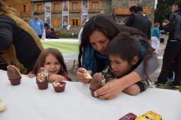 M&aacute;s de 3000 huevos de pascuas fueron decorados por residentes y turistas