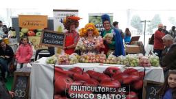 Productores del Alto Valle vendieron mas de 15.000kg de fruta durante el evento de Bariloche a la Carta
