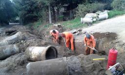 Reparan calles y pluviales en barrios de Oeste