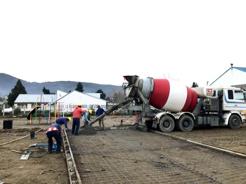 comenz&oacute; el hormigonado del play&oacute;n deportivo de El Frutillar