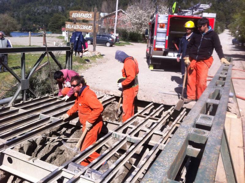 Avanzan los trabajos de reparaci&oacute;n del puente Centenario de Villa Los Cohiues