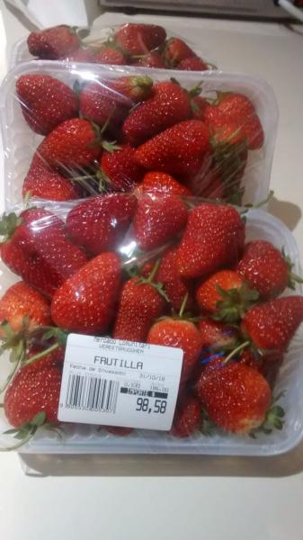 Lleg&oacute; el cami&oacute;n al Mercado Comunitario y brillan las frutillas de Plottier