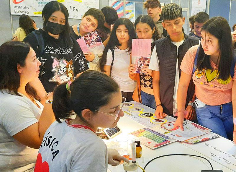 F&oacute;siles de dinosaurios, punteros l&aacute;ser y minif&aacute;bricas de hidr&oacute;geno: el Balseiro dej&oacute; su huella en la Feria del Libro 2023