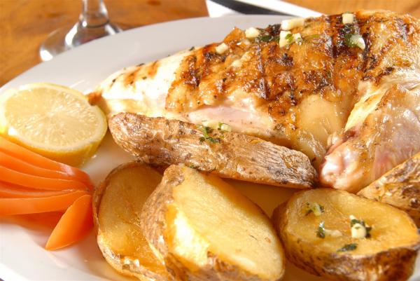 Hoy Martes : Pollo al horno con papas o Guiso de lentejas