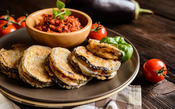 Libritos de berenjena con mozzarella y tomate