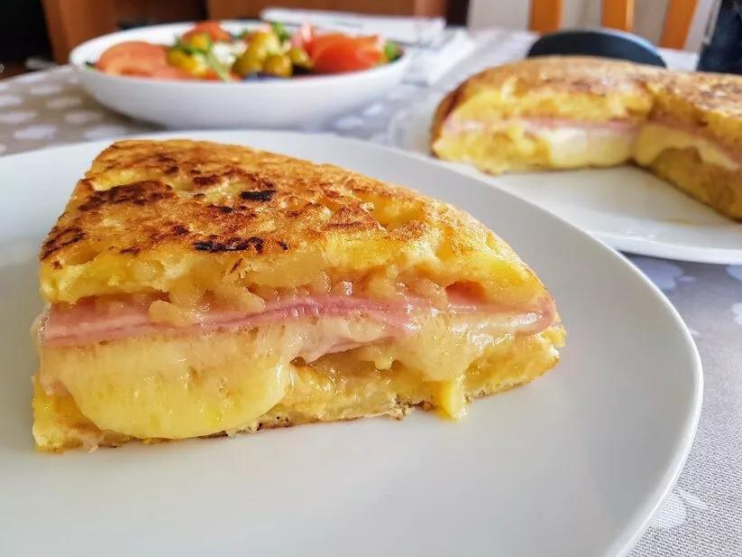 &iexcl;No decepciona! Hac&eacute; una tortilla de papa rellena de jam&oacute;n y queso