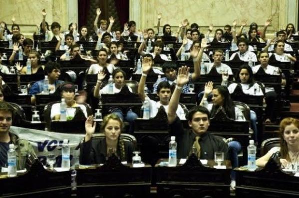 Importante participaci&oacute;n de j&oacute;venes en el Segundo Parlamento Juvenil  