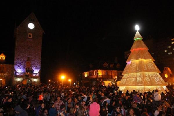 Ya brilla el pino de Navidad del Centro C&iacute;vico