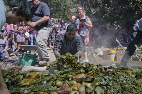 Promocionan la Fiesta Nacional del Curanto con intervenciones en el centro de la ciudad