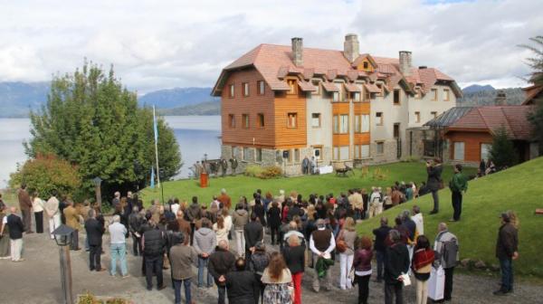 La historia del hotel que cumpli&oacute; un siglo a orillas del r&iacute;o m&aacute;s corto del mundo