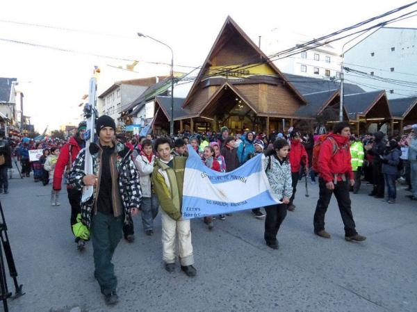 Desfile y guiso monta&ntilde;es gigante para los festejos por el 3 de Mayo