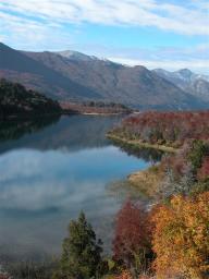 Lago Guillelmo en oto&ntilde;o. Bariloche est&aacute; asi de lindo !