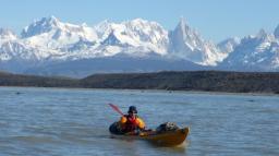 Dos barilochenses, en kayak, por los hielos patag&oacute;nicos