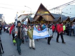 Desfile y guiso monta&ntilde;es gigante para los festejos por el 3 de Mayo