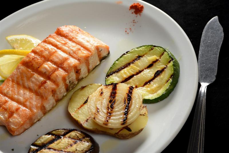 Salmon rosado con papas grilladas