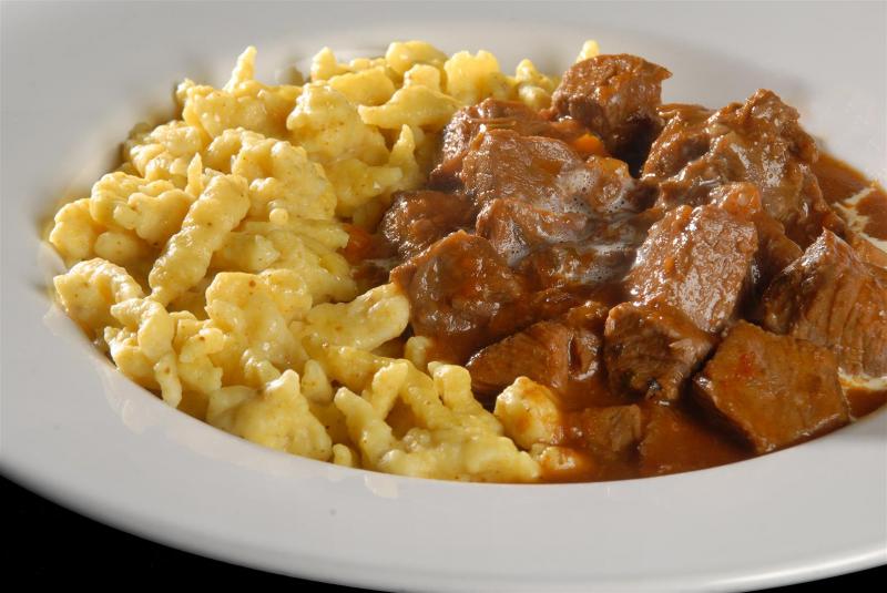 Jauja te recomieda para hoy Plato del dia: Goulash con spaetzel!