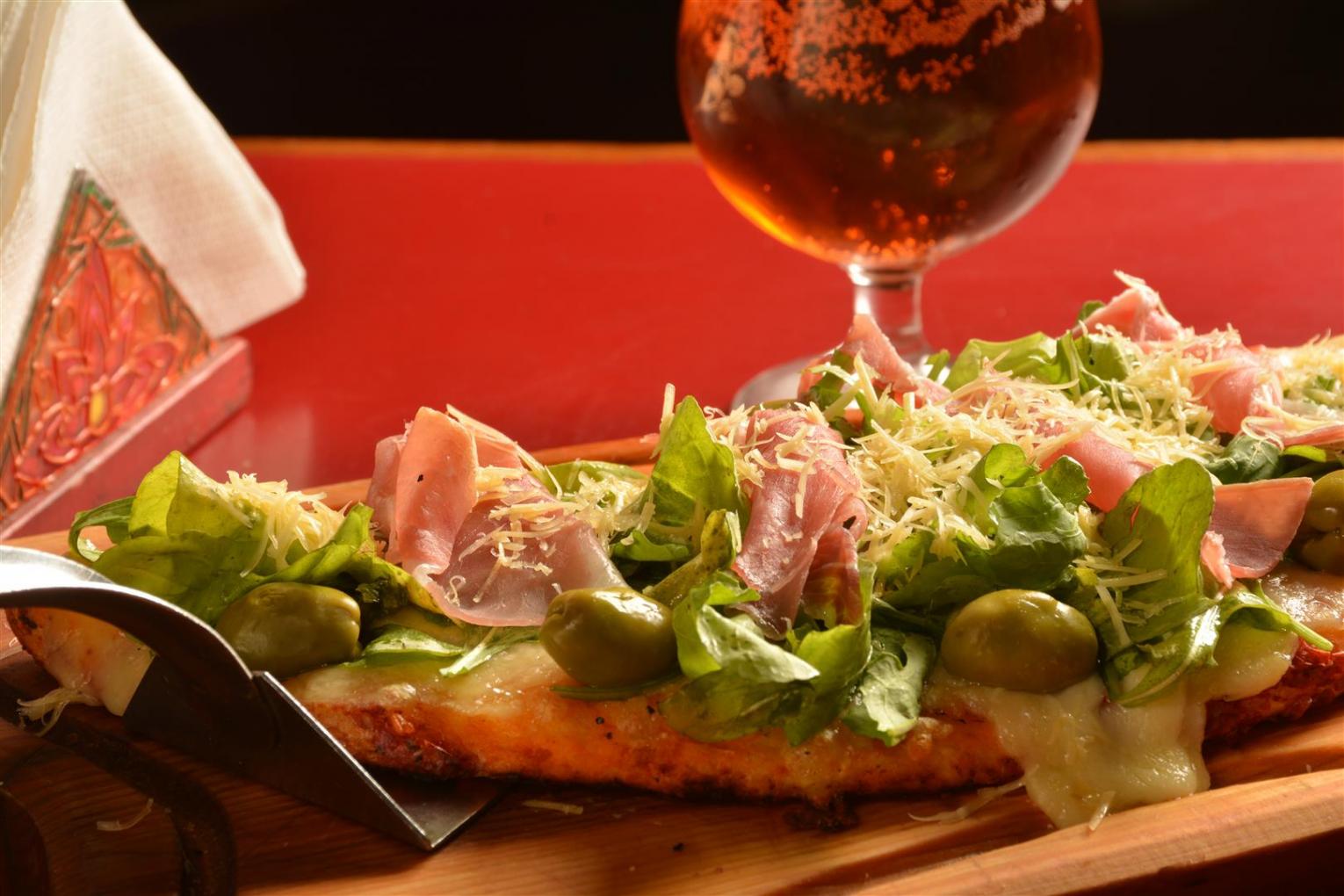 Pizza con jam&oacute;n crudo y r&uacute;cula 