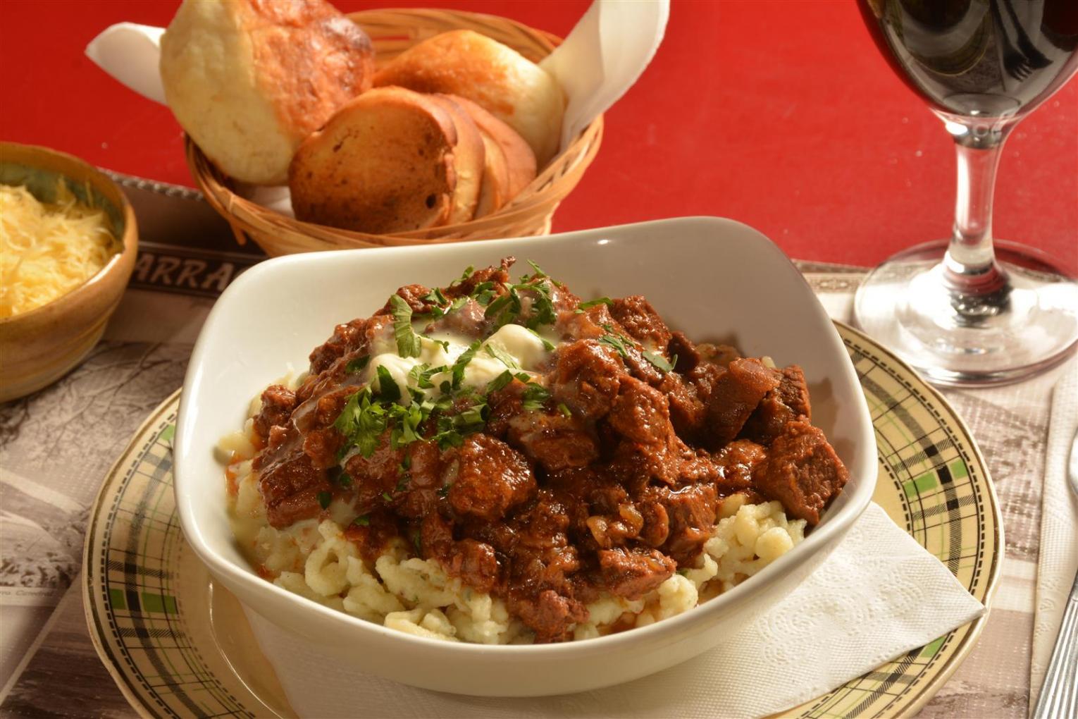 GOULASH CON SPAETZLE