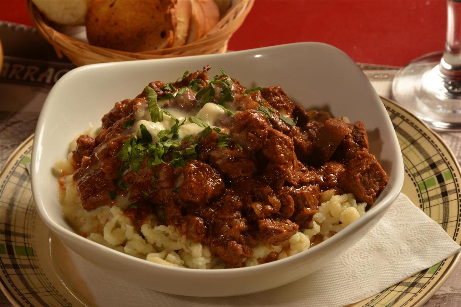 GOULASH CON SPAETZLE!!