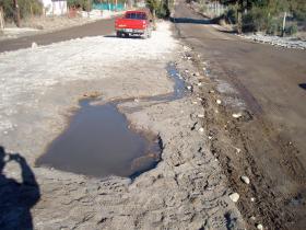 Denuncia por lecho drenante en la entrada al barrio