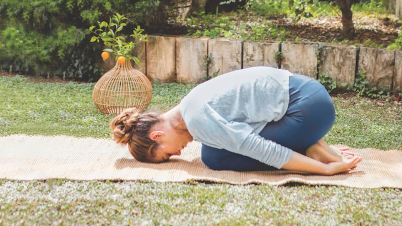 Yoga para la ansiedad: las 6 posturas que te llevan a la calma