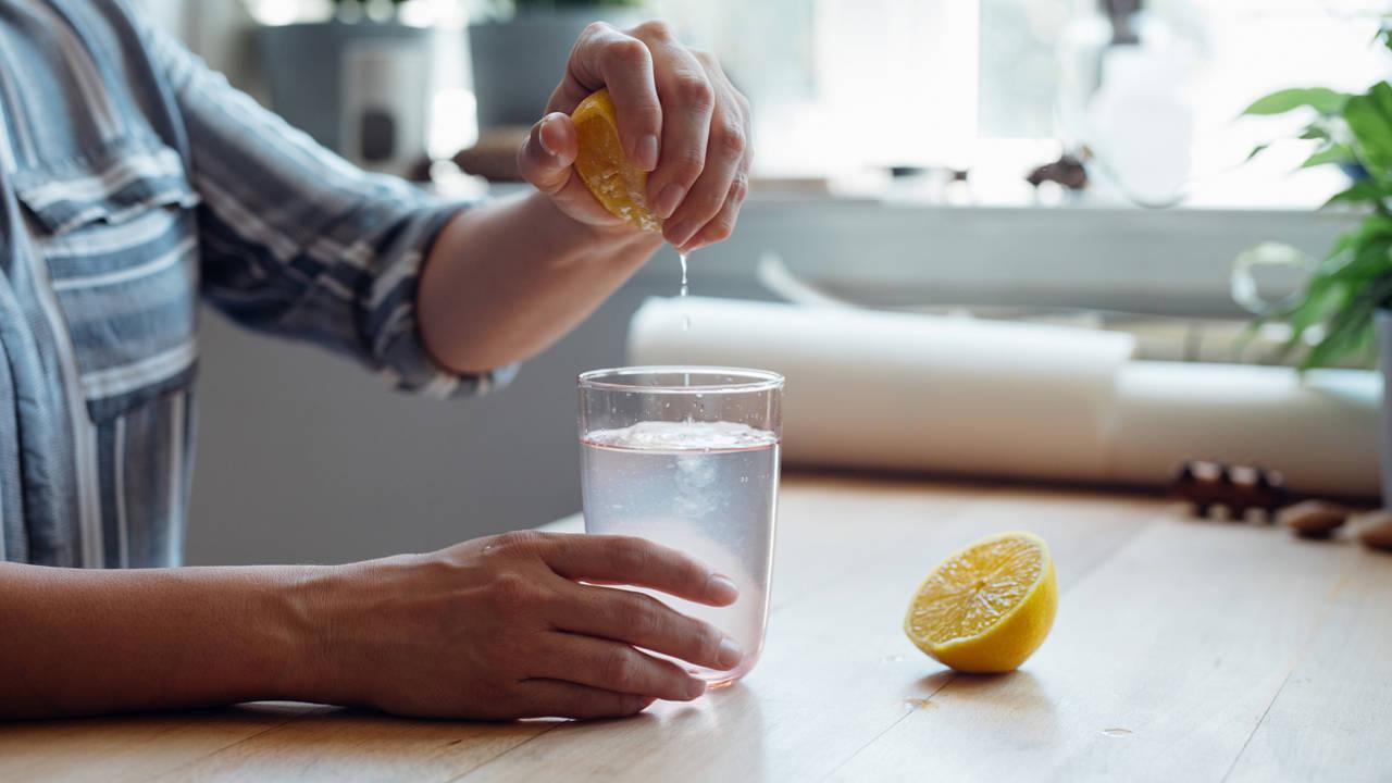 &iquest;El agua con lim&oacute;n antes del desayuno ayuda a adelgazar?