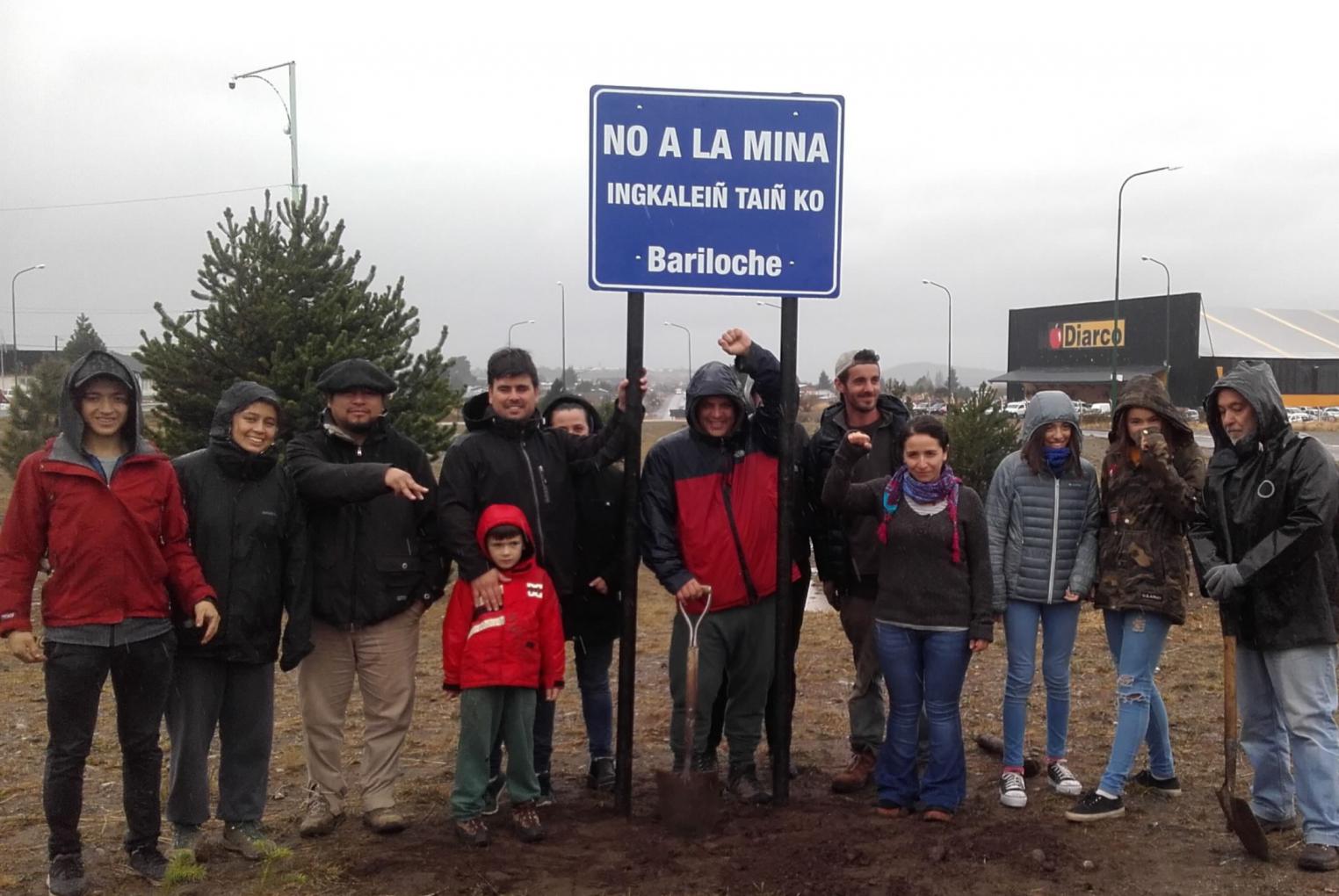 Instalaron un cartel contra la miner&iacute;a contaminante en la entrada a Bariloche