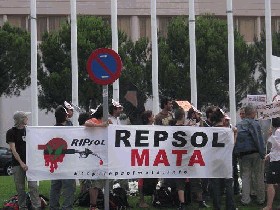 Reclamo Mapuche en la sede de Repsol en Madrid