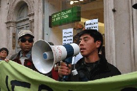 MapuChe protestaron contra Benetton en Roma, Italia