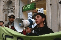 MapuChe protestaron contra Benetton en Roma, Italia