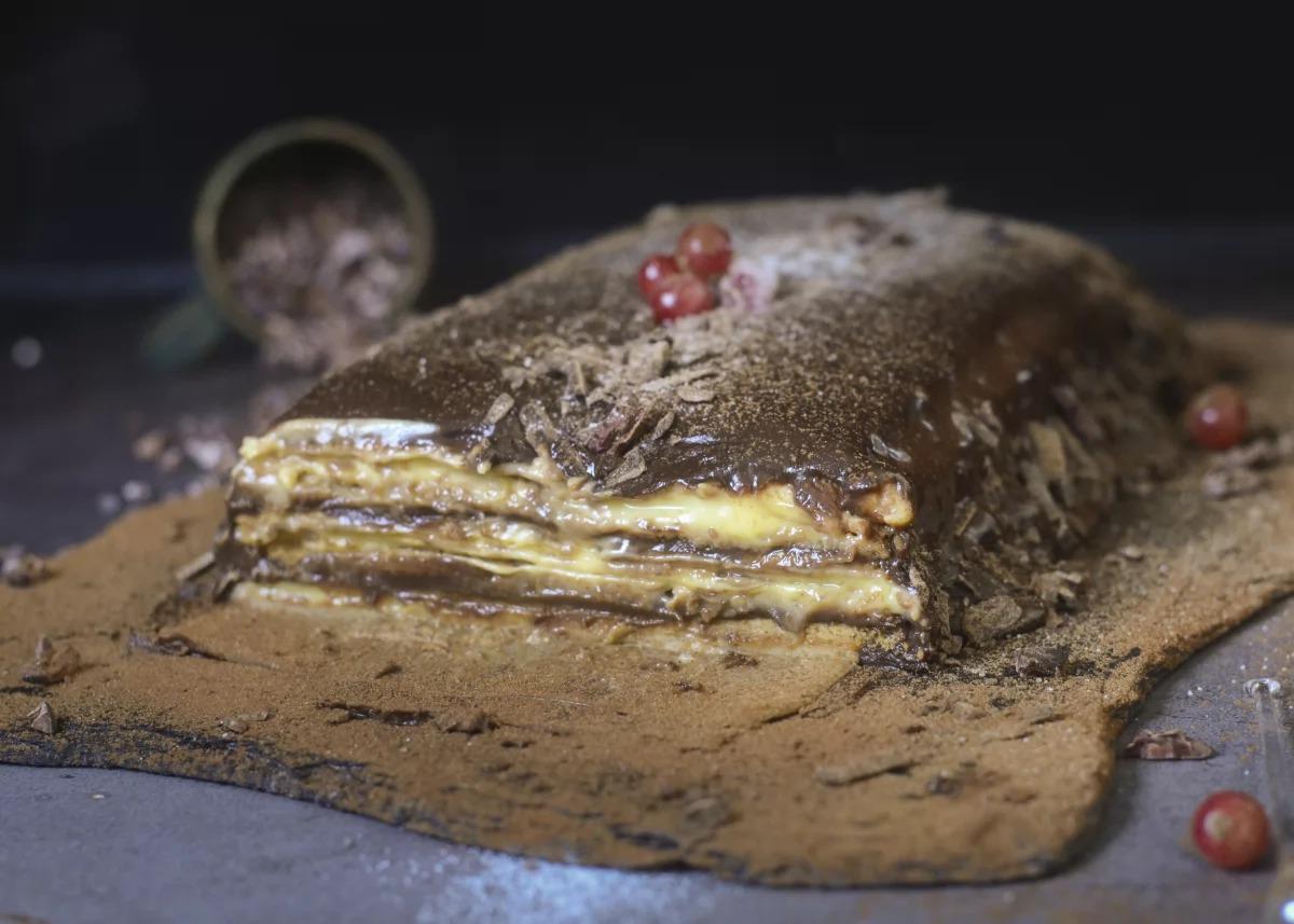 Tarta de la abuela de galletas, crema y chocolate