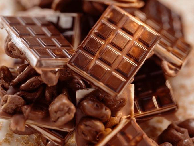 Existe un chocolate suizo que promete eliminar los dolores menstruales