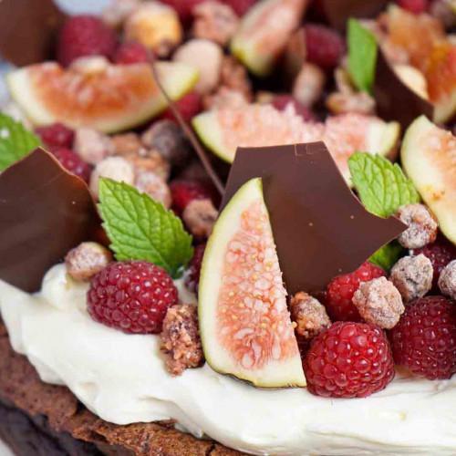 TORTA DE CHOCOLATE Y FRUTOS ROJOS