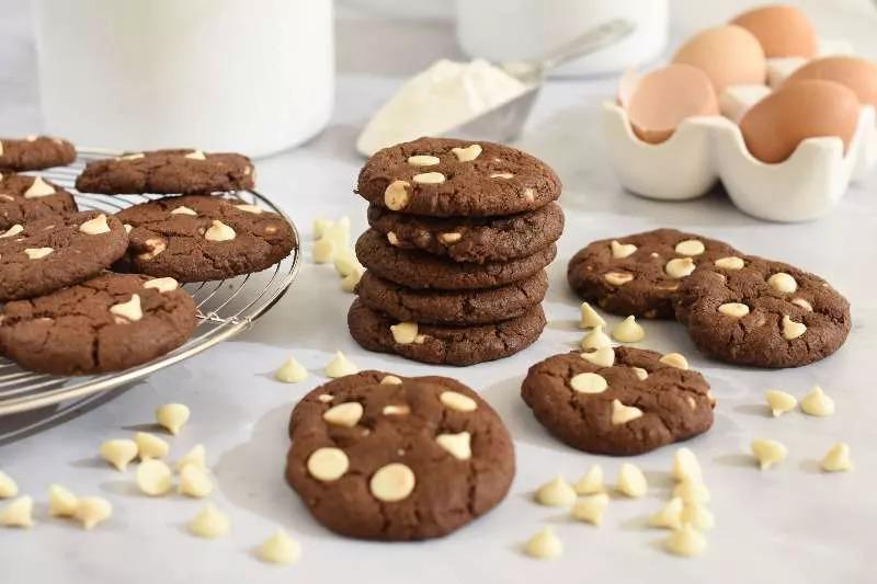 Una bomba: c&oacute;mo hacer cookies de cacao con chips de chocolate blanco