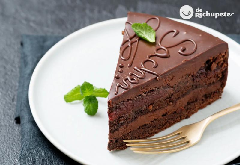 Tarta Sacher de chocolate. La cl&aacute;sica y aut&eacute;ntica Sacher, de las mejores tartas del mundo