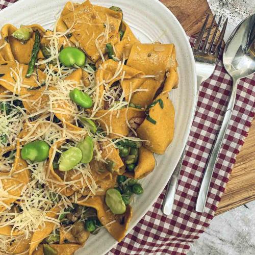 PAPPARDELLE CON SALTEADO DE ESP&Aacute;RRAGOS Y PESTO DE HABAS