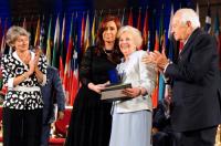 Abuelas de Plaza de Mayo recibi&oacute; el Premio Fomento de la Paz, de la Unesco