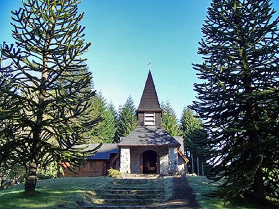 Capilla Nuestra Seora Virgen de la Asuncin, obra de Alejandro Bustillo. Villa La Angostura Remises Nahuel 