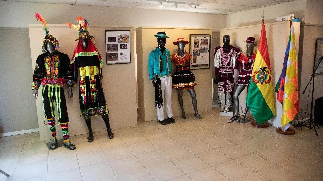Qued&oacute; inaugurada en Viedma la muestra sobre danzas bolivianas  