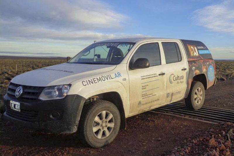 Con una muestra de cine argentino, el Autocine cambia los aplausos por bocinazos