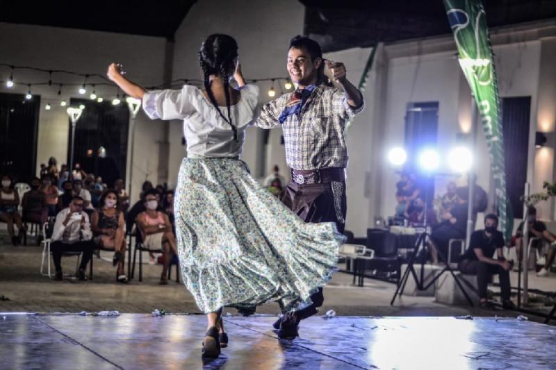 Tardes de tango, folklore y literatura en el Verano Cultural de Las Grutas