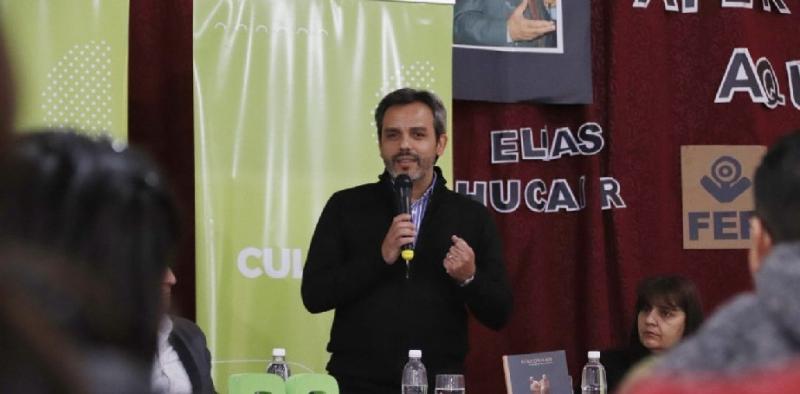 En el d&iacute;a del libro, el FER present&oacute; un libro de relatos de El&iacute;as Chucair