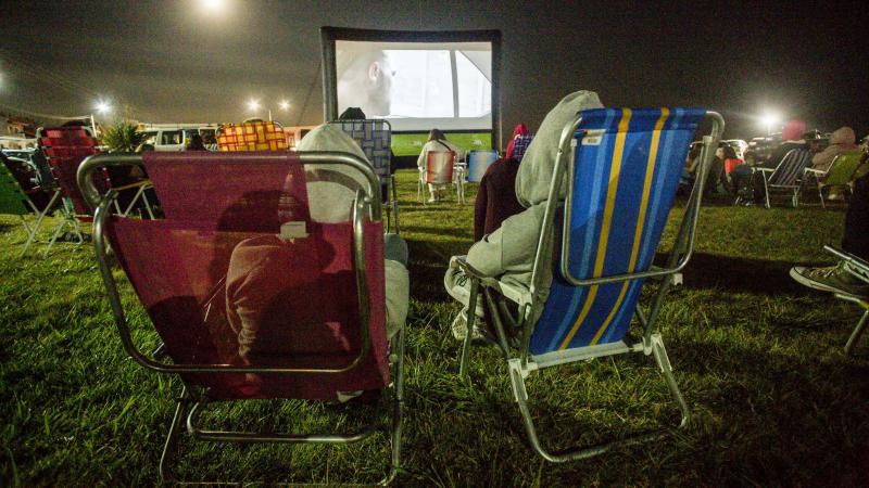 Cine en reposera para disfrutar en el balneario El C&oacute;ndor 