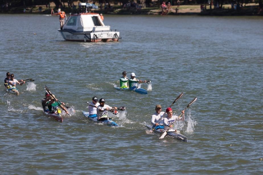 Emotiva llegada de la Regata del r&iacute;o Negro a Viedma